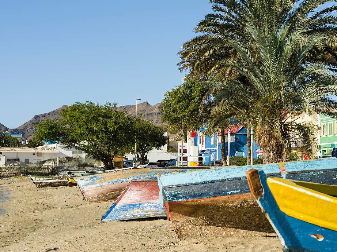 Traditionelle Fischerboote am Strand des Hafens. Stadt Mindelo, eine Hafenstadt auf der Insel Sao Vicente, Kap Verde. Afrika