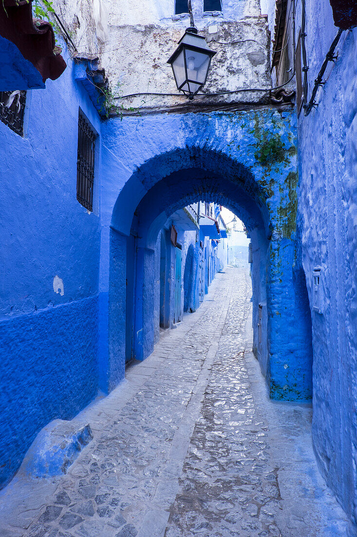 Marokko. Eine blaue Gasse in der Bergstadt Chefchaouen.