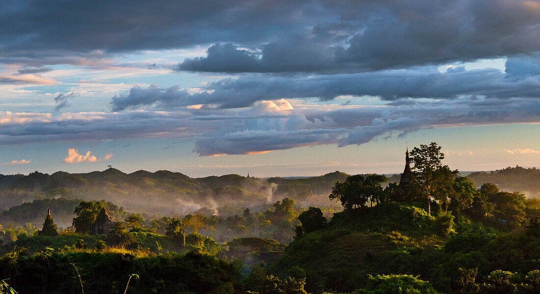 Dschungel im Sonnenuntergang Nebel, Mrauk-U, Rakhine State, Myanmar