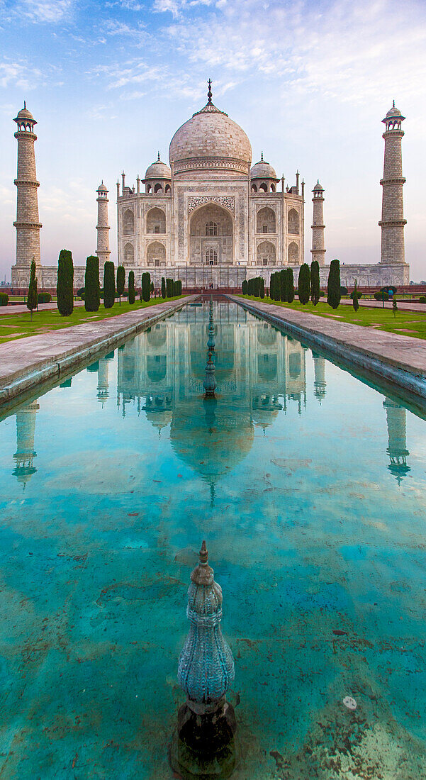 Indien. Blick auf das Taj Mahal in Agra, ein Grabmal, das Shah Jahan für seine Lieblingsfrau Mumtaz Mahal erbaut hat.