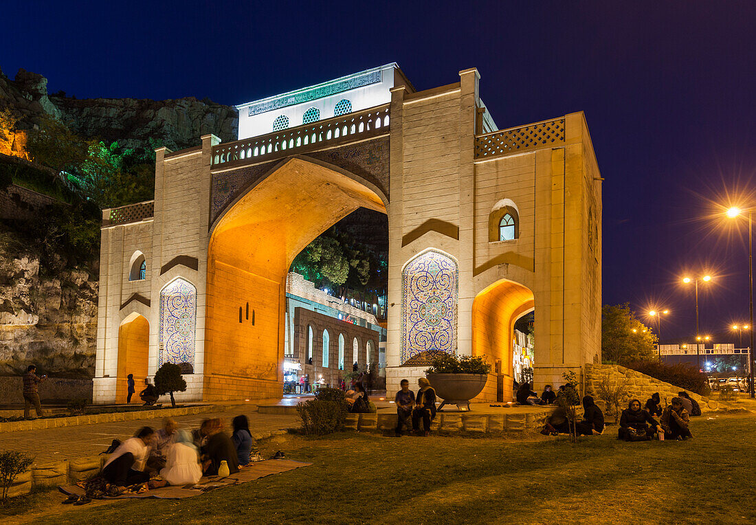Zentraliran, Shiraz, Koran-Gateway, Abenddämmerung