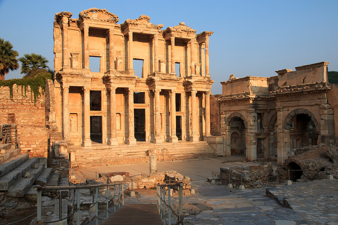 Türkei, Provinz Izmir, Selcuk, antike Stadt Ephesus, antikes Weltzentrum für Reisen und Handel an der Ägäis an der Mündung des Flusses Cayster. Bibliothek von Celsus.