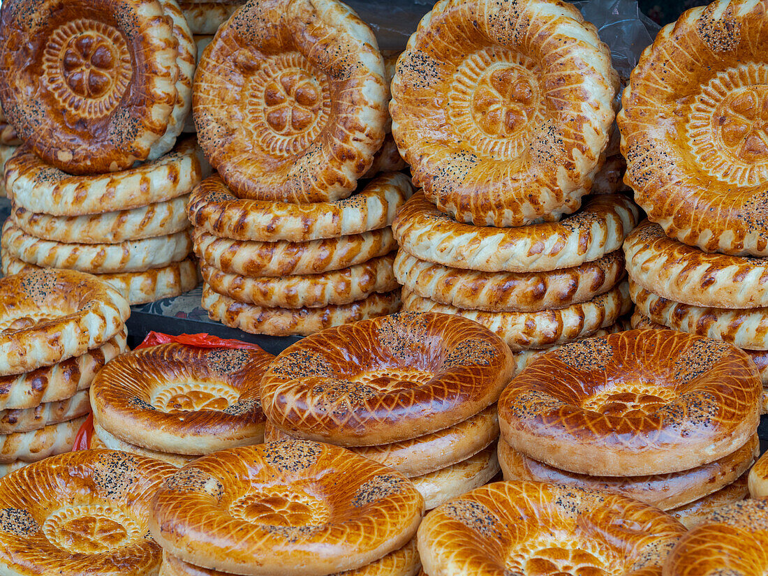 Traditionelles Brot namens Lepjoschka. Jayma Bazaar, einer der größten traditionellen Märkte in Zentralasien. Stadt Osh im Fergana-Tal nahe der Grenze zu Usbekistan, Kirgisistan