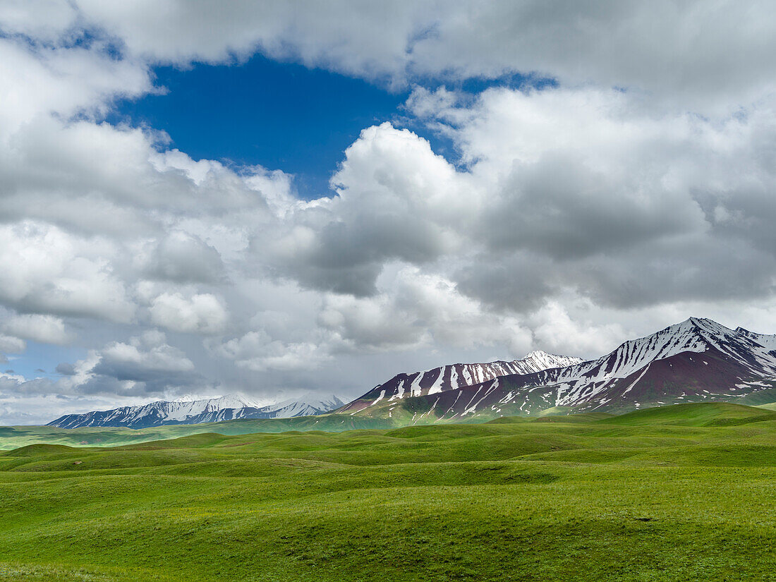 Alaj Valley in front of the Trans-Alay mountain range in the Pamir Mountains. Central Asia, Kyrgyzstan