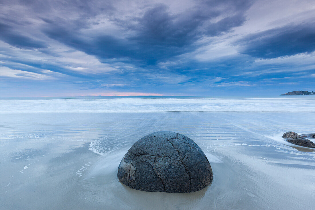 Neuseeland, Südinsel, Otago, Moeraki, Moeraki Boulders auch bekannt als Te Kaihinaki, Dawn