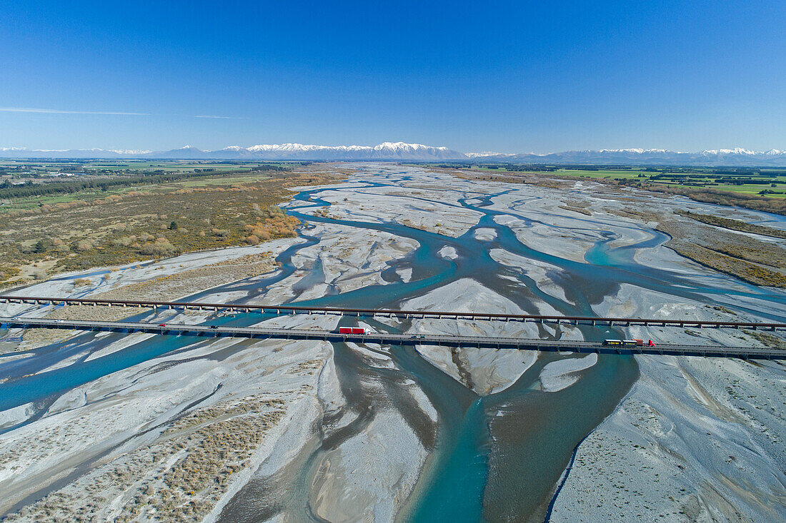 Straßen- und Eisenbahnbrücken über Rakaia River, Rakaia und Südalpen, Mid Canterbury, Südinsel, Neuseeland
