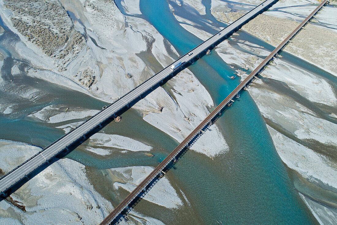 Straßen- und Eisenbahnbrücken über den Fluss Rakaia, Rakaia, Mid Canterbury, Südinsel, Neuseeland