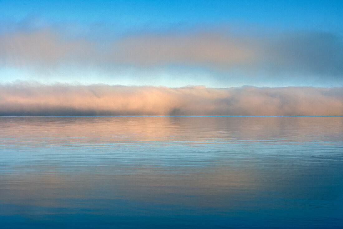 Kanada, Ontario, Rossport. Nebel am Lake Superior bei Sonnenaufgang