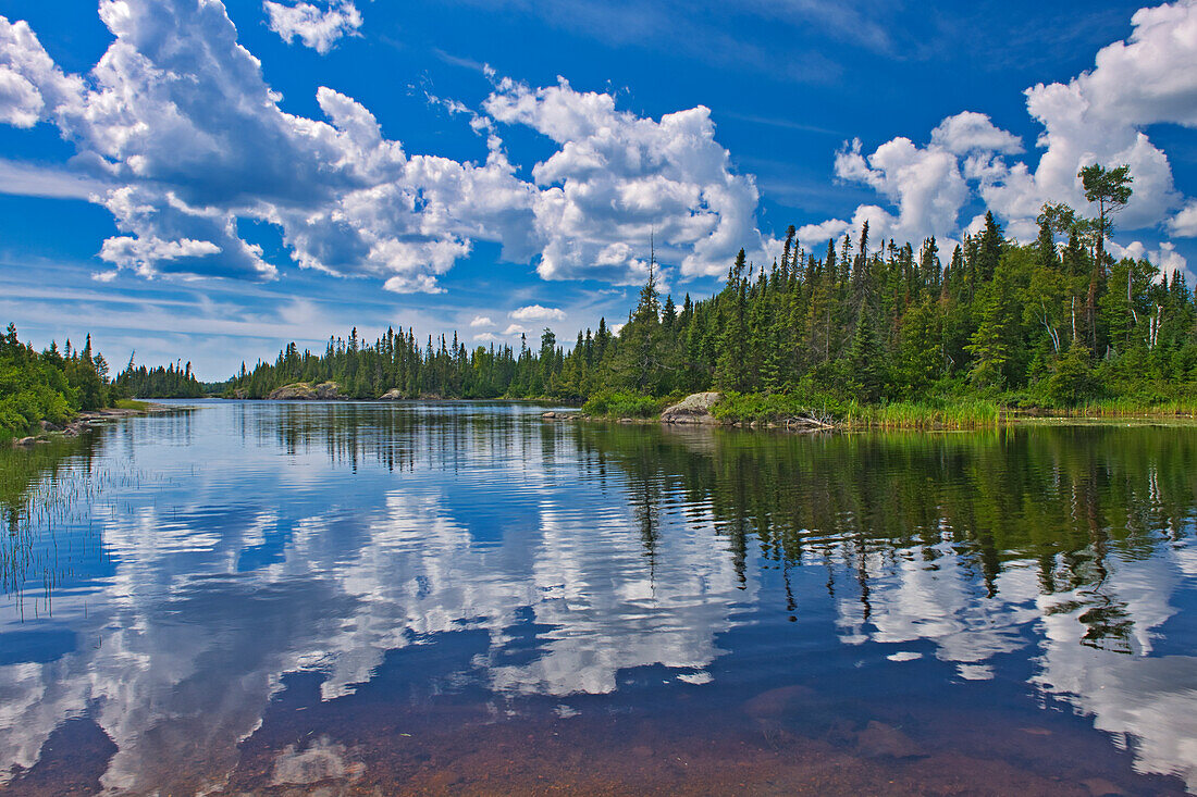 Kanada, Ontario, Obatanga Provincial Park, Wolken spiegeln sich im Burnfield Lake