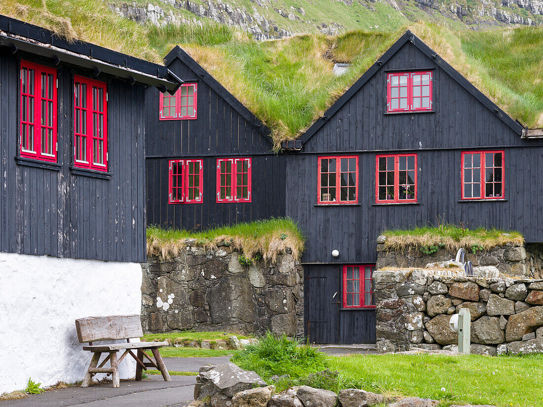 Die Kings Farm in Kirkjubour (Kirkjboargardur, Roykstovan), das älteste noch bewohnte Holzhaus Europas und das älteste noch bewohnte Bauernhaus aus der Zeit der Nordmänner (Wikinger) auf den Färöern. Dänemark, Färöer