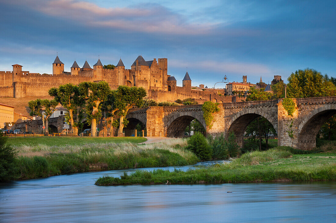 Einstellen von Sonnenlicht über die Stadt Carcassonne und den Fluss Aude, Languedoc-Roussillon, Frankreich