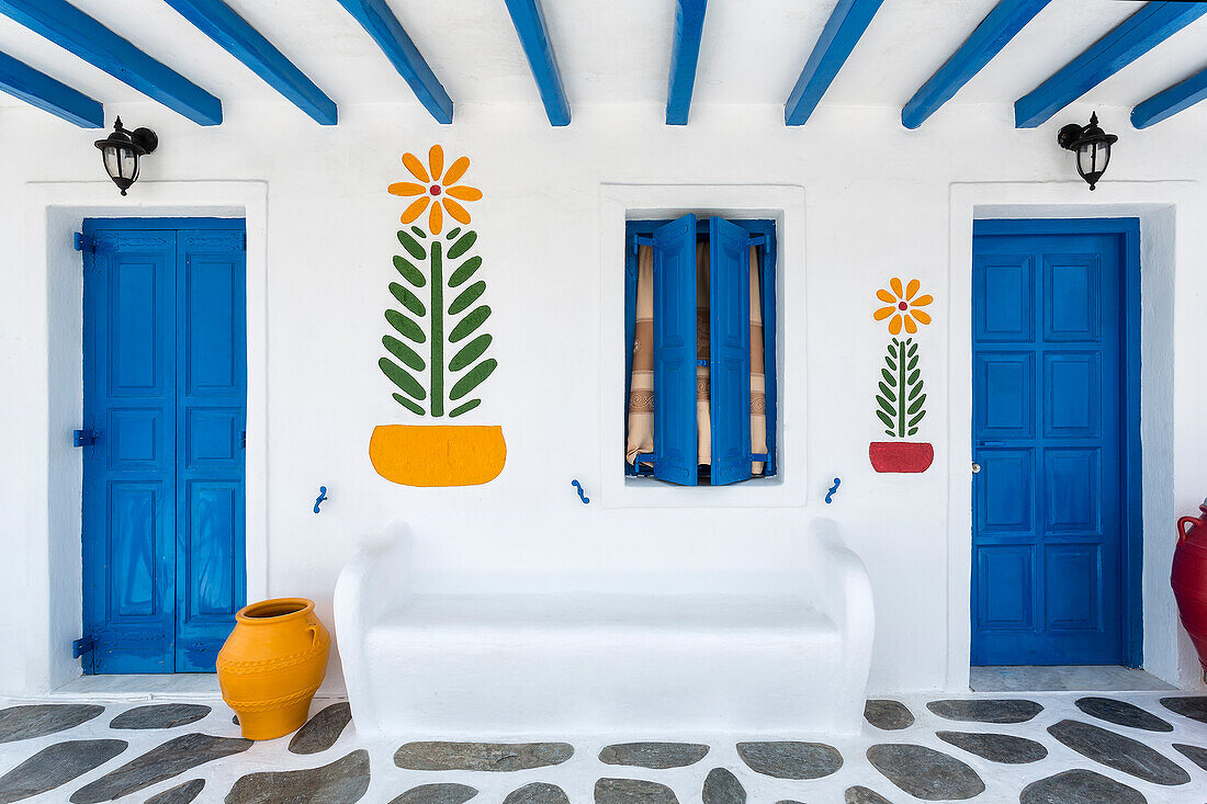 Griechenland, Mykonos. Bunte Hausfassade