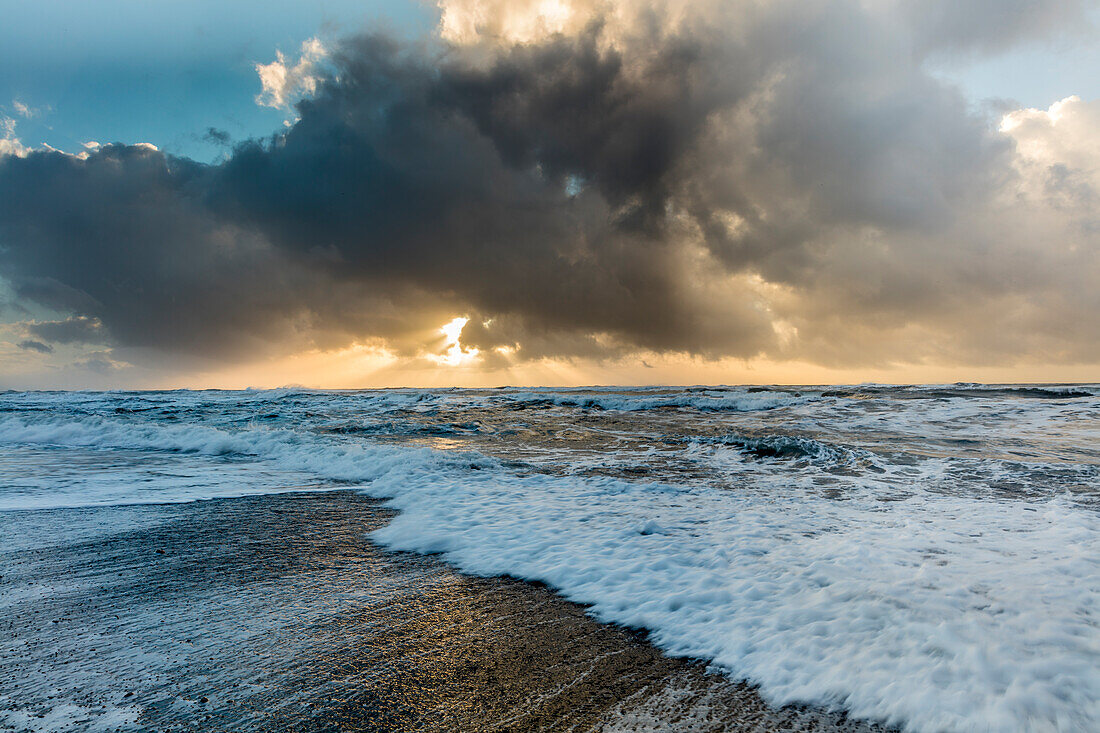 Schwarzer Sandstrand in der Nähe von Vik, Island