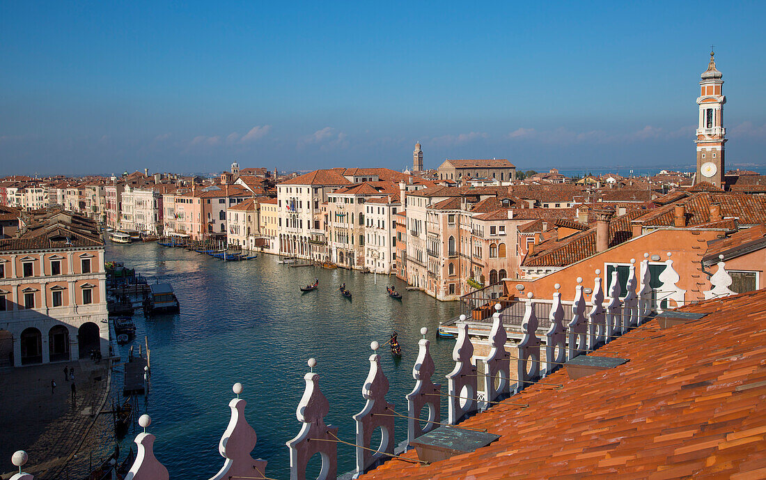 Blick von der Dachterrasse auf den Canal Grande vom Fondaco dei Tedeschi (geb. 1228), heute ein Kaufhaus neben der Rialtobrücke, Venedig, Venetien, Italien