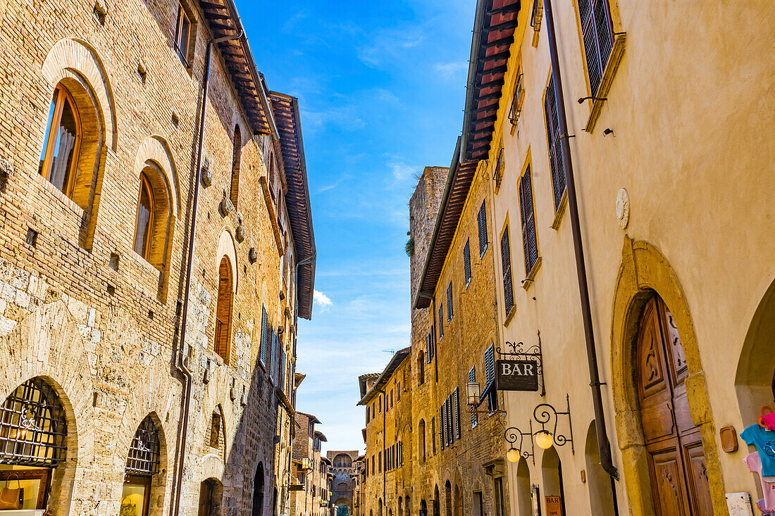 Hotel und Bars in der mittelalterlichen Straße, San Gimignano, Toskana, Italien.