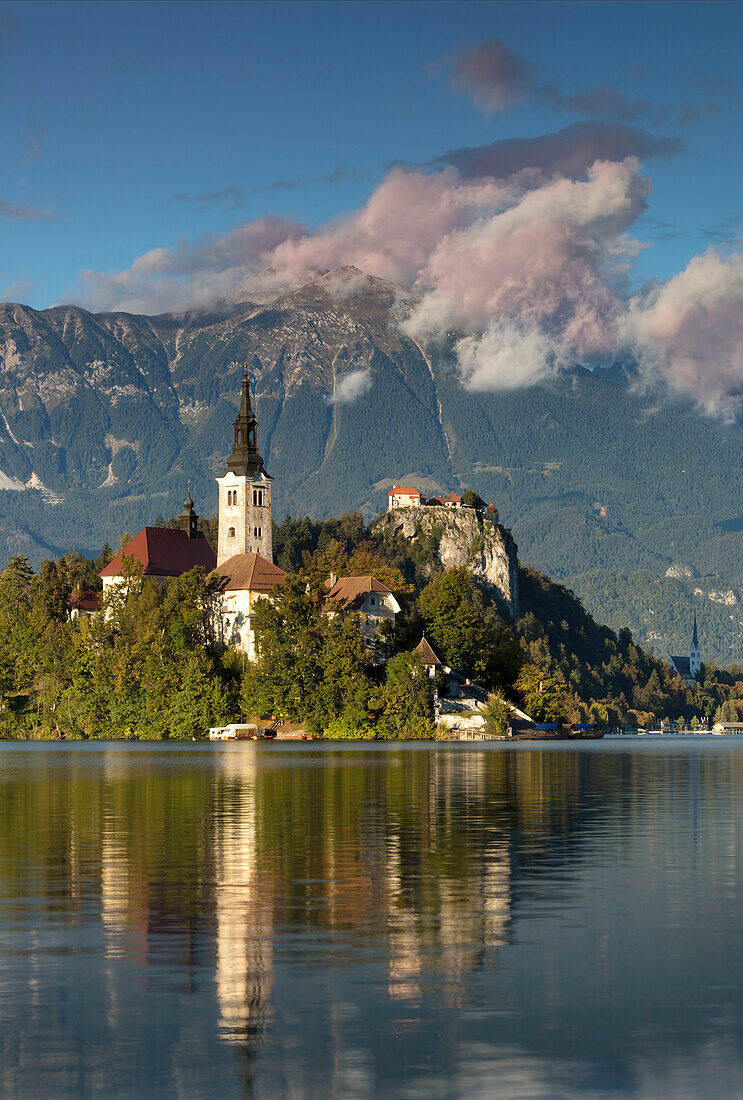 St. Mary's Church of the Assumption auf der Insel Bled im Bleder See mit der Burg von Bled, Oberkrain, Slowenien