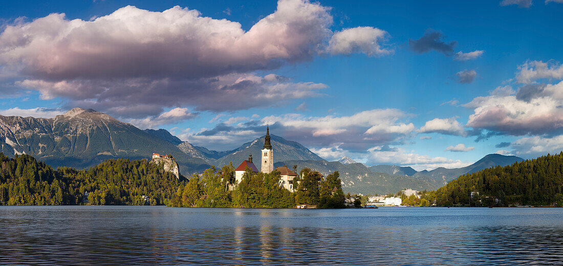 Nachmittagssonne über St. Mary's Church of the Assumption, Bleder See, Oberkrain, Slowenien