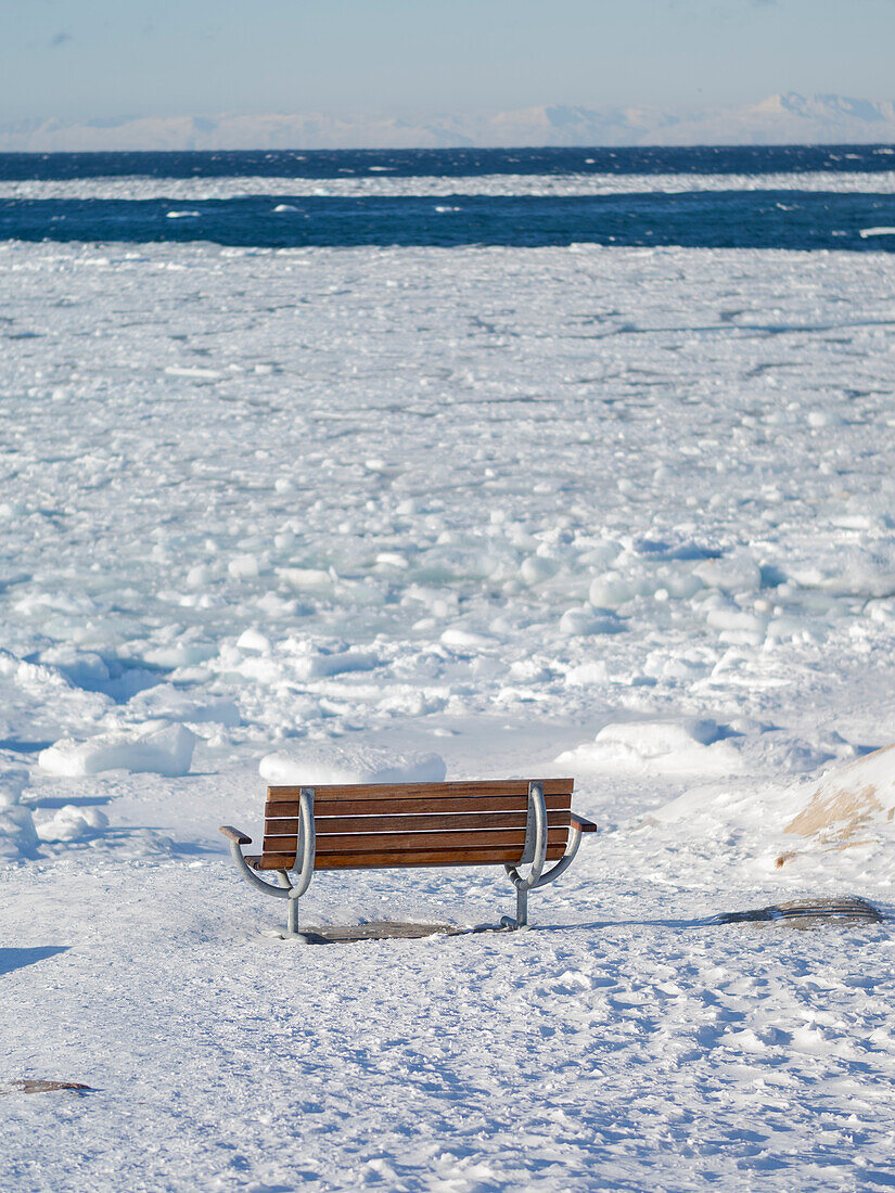 Gefrorene Diskobucht im Winter, Westgrönland, Diskoinsel im Hintergrund. Grönland, Dänemark