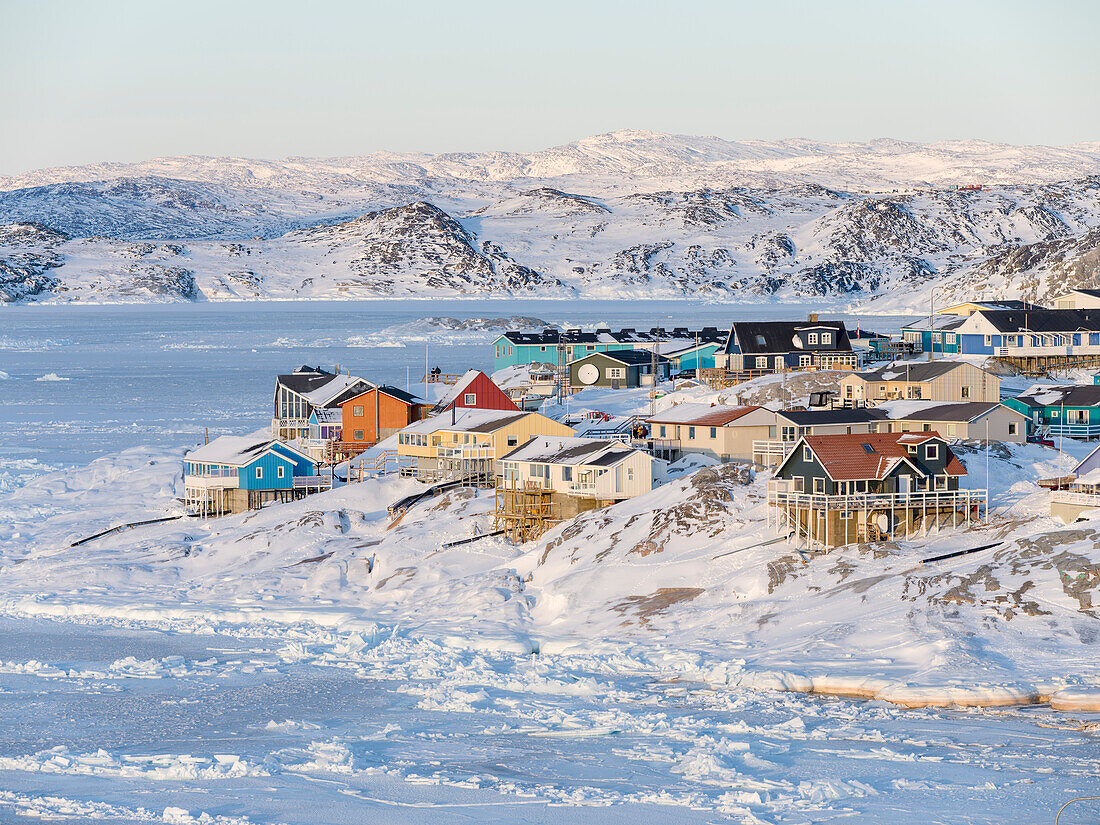 Winter in Ilulissat am Ufer der Diskobucht. Grönland, Dänemark