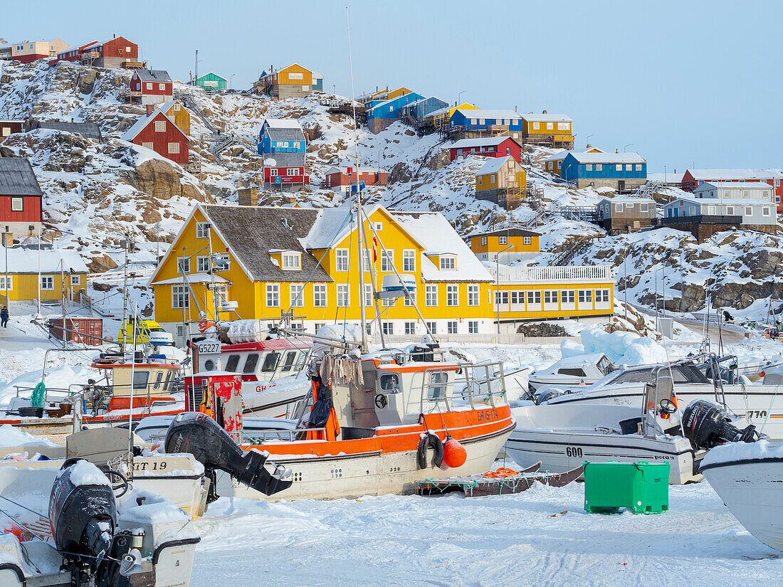 Der zugefrorene Hafen von Uummannaq im Winter im nördlichen Westgrönland jenseits des Polarkreises. Grönland, dänisches Gebiet