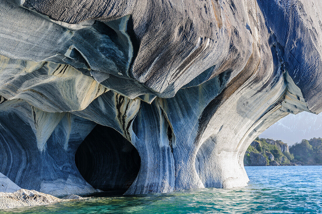Chile, Aysen, Puerto Rio Tranquilo, Naturschutzgebiet Marmorkapelle. Kalksteinformationen (Marmor), die durch die Wellenbewegung des Sees geschnitzt und poliert wurden.