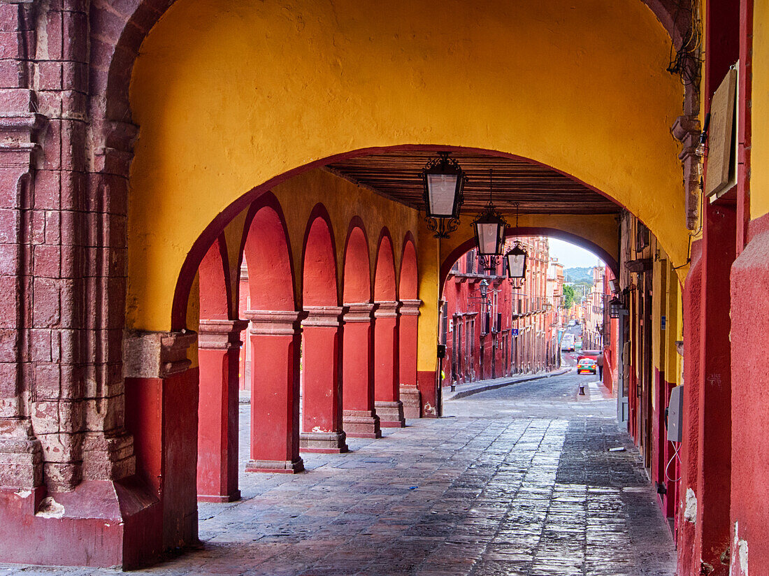 Mexico, San Miguel de Allende, Back streets of the town with colorful buildings