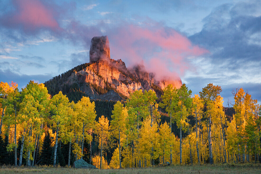 Chimney Rock bei Sonnenuntergang, von Owl Creek Pass, Cimarron Range im Herbst, San Juan Mountains, östlichen Ouray County, Colorado