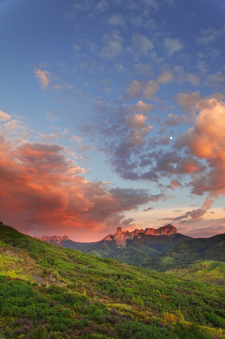 USA, Colorado, San-Juan-Berge. Landschaft mit Courthouse Mountain