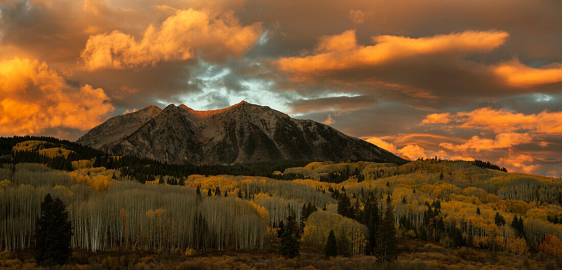 USA, Colorado, Gunnison National Forest. Sonnenaufgang am East Beckwith Mountain
