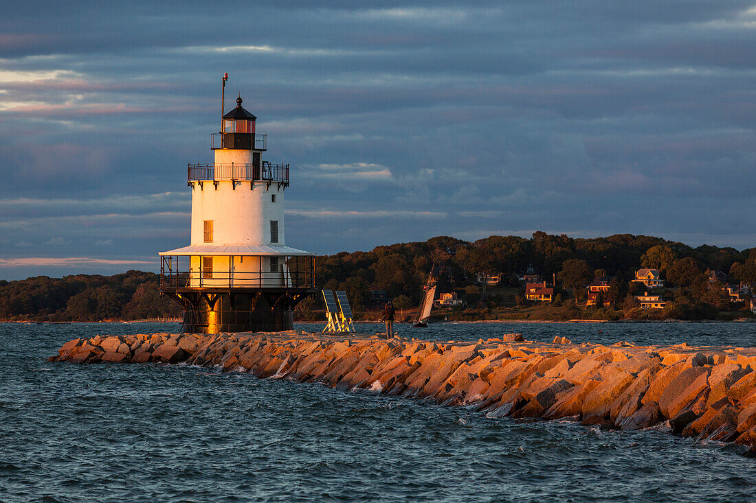 USA, Maine, Portland, Spring Point Ledge Lighthouse, sunset
