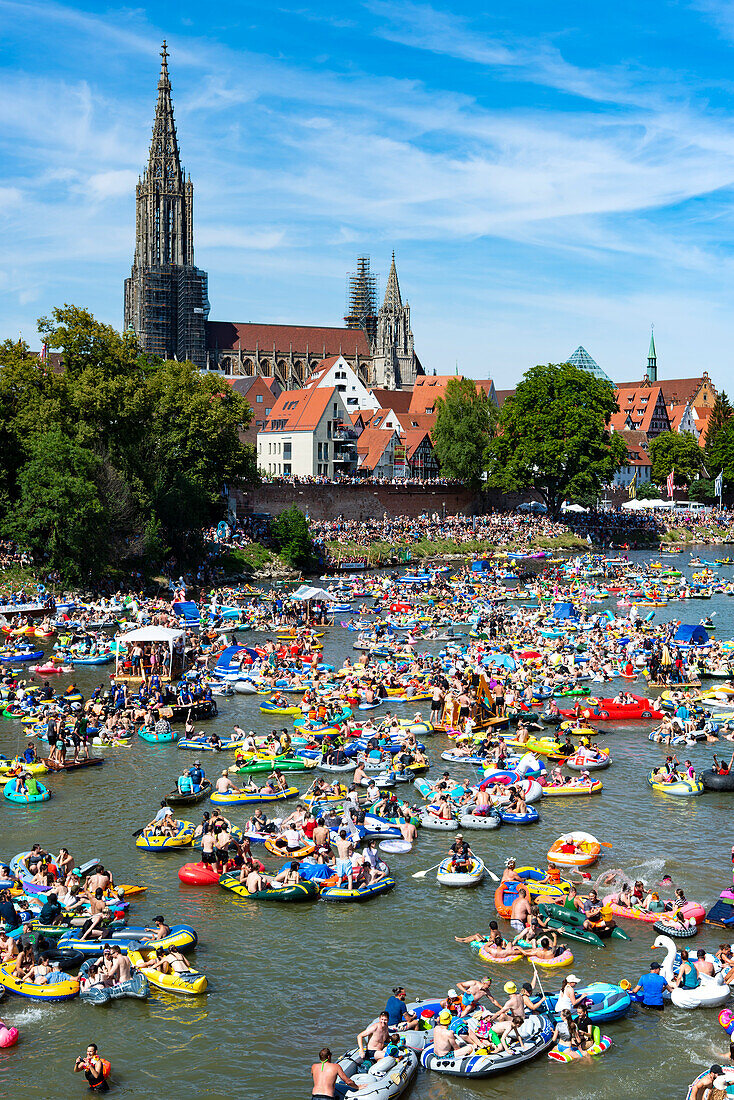 Oath Monday, &quot;Nabada&quot;, a traditional Ulm holiday, Danube, Ulm, Baden-Wuerttemberg, Germany, Europe