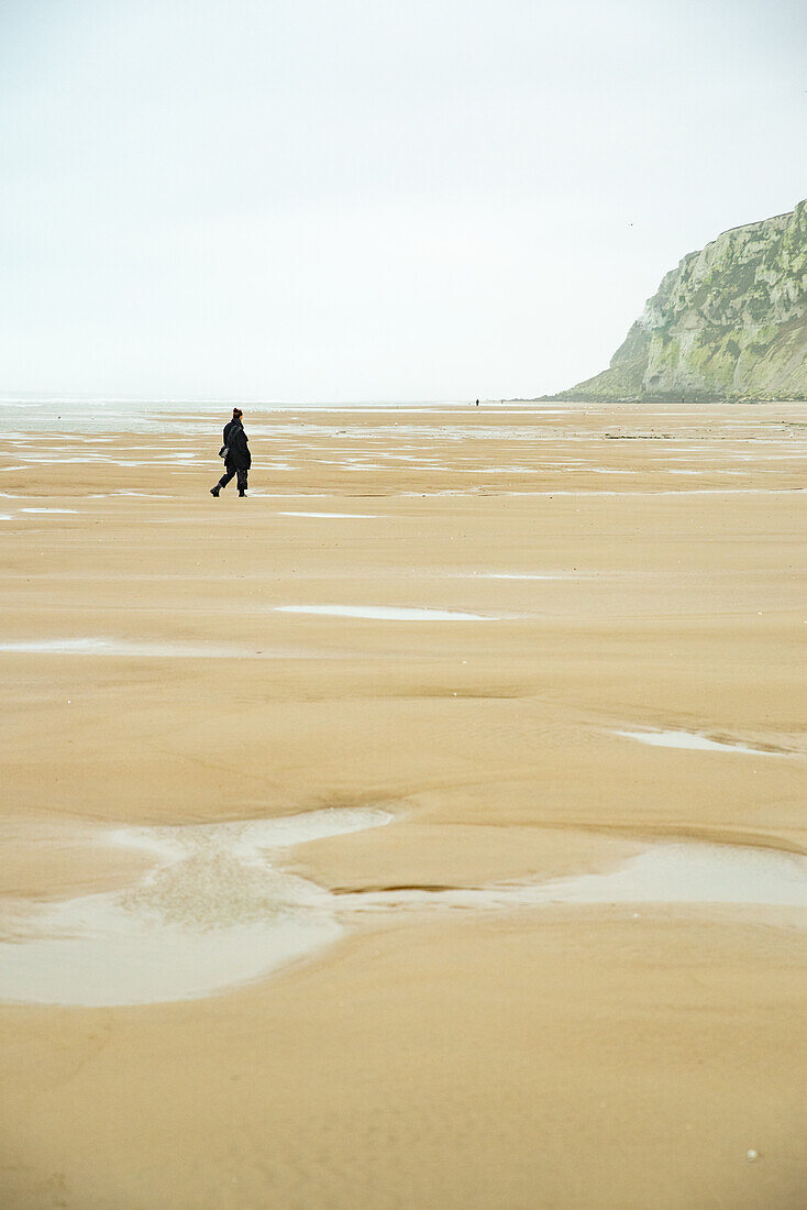 Frau zu Fuß am Strand von Cap Blanc-Nez, Escalles, Normandie, Frankreich