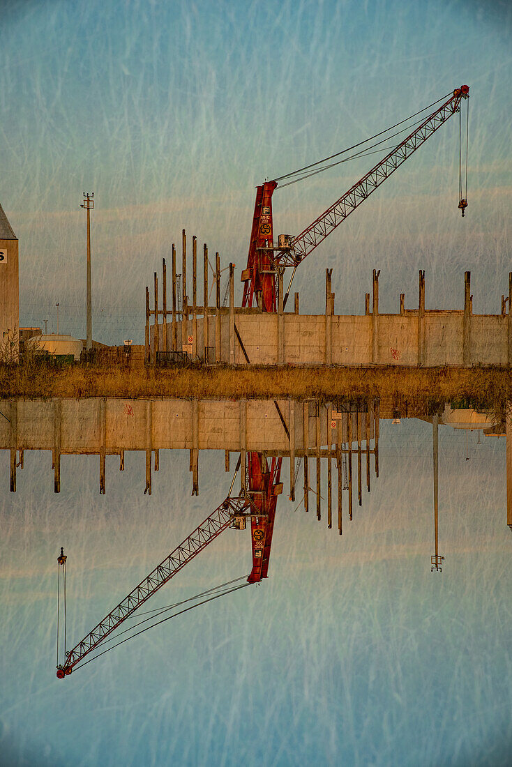 Doppelbelichtung eines Krans im Hafengebiet von Gent, Belgien.