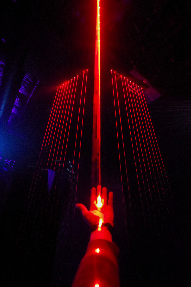 Laserpointer auf Hand, Kunstraum Meow Wolf in Santa Fe, New Mexico, USA