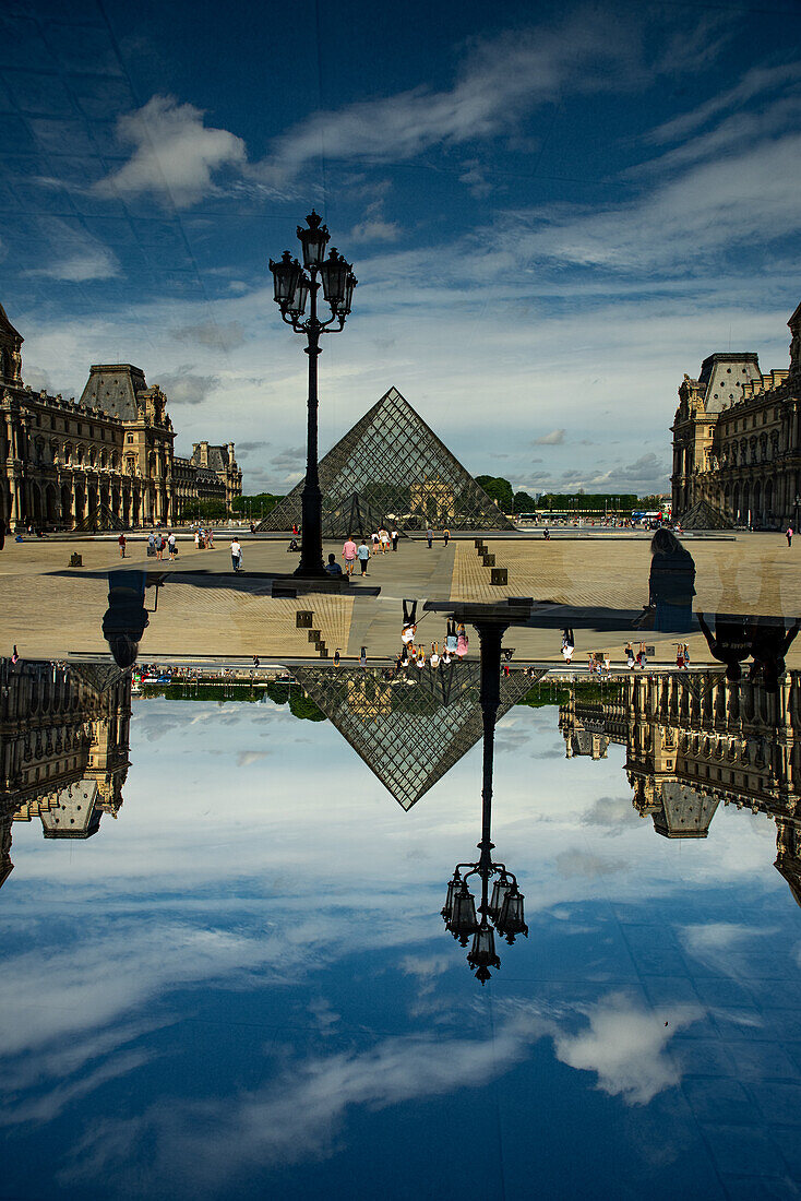 Doppelbelichtung des Glaspyramideneingangs des berühmten Louvre-Museums in Paris, Frankreich