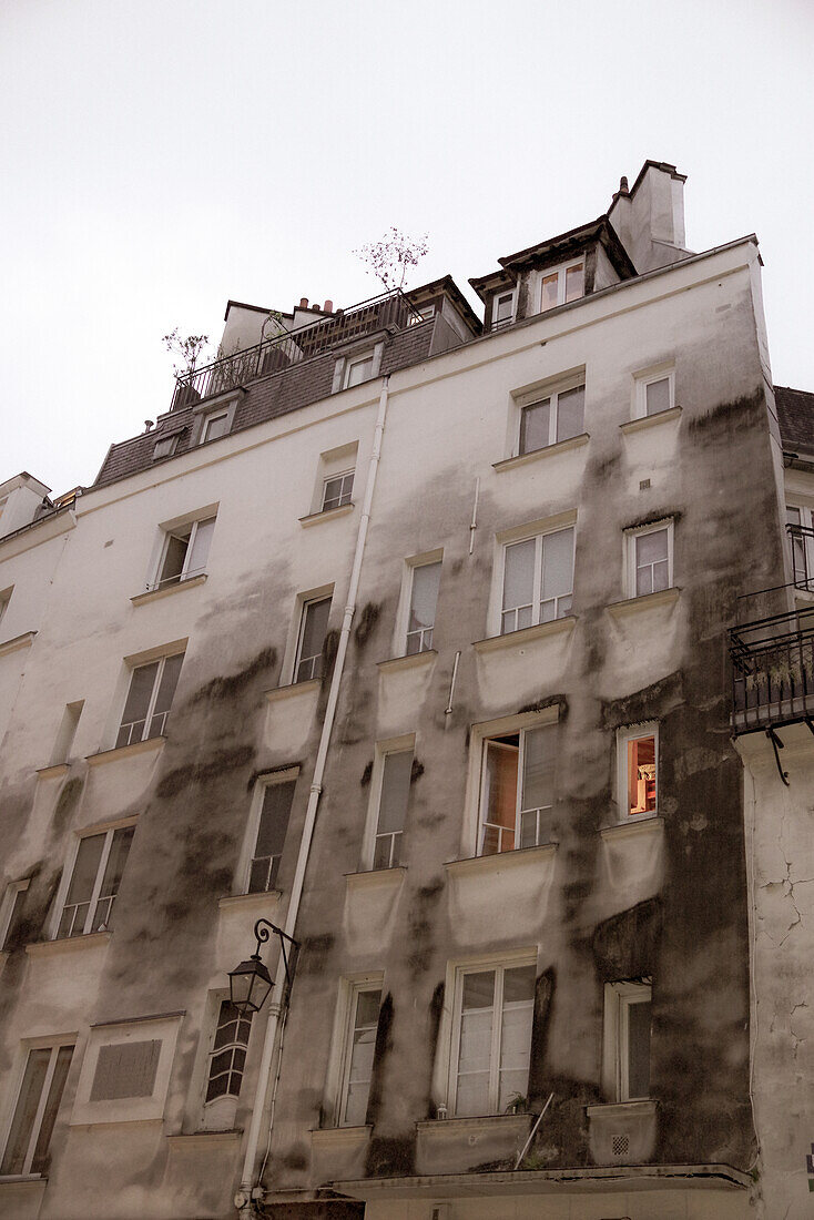 Verkohlte Fassade nach Brand, Wohnhaus in Paris, Frankreich.