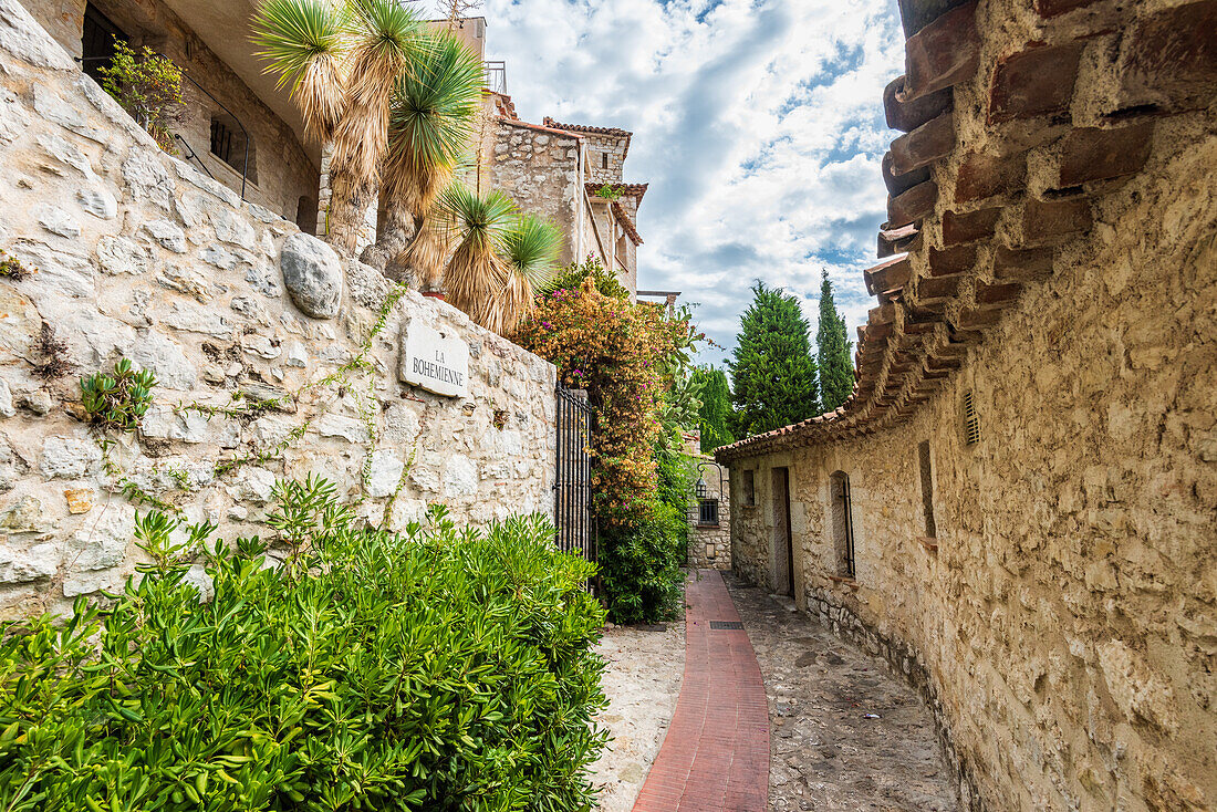 Gasse im Bergdorf Èze Village in den französischen Seealpen, Provence, Frankreich