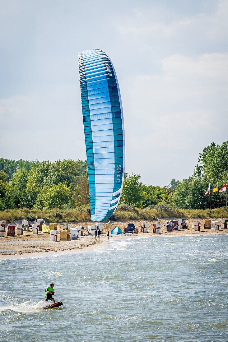 Kiter am Strand in Heiligenhafen, Multivan Kitesurf Masters, Heiligenhafen, Ostsee, Ostholstein, Schleswig-Holstein, Deutschland