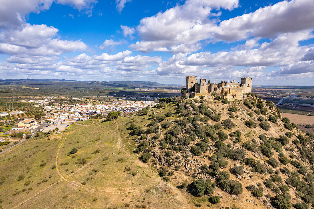 Die Burg Castillo de Almodóvar del Río und das Dorf Almodóvar del Río, Andalusien, Spanien  