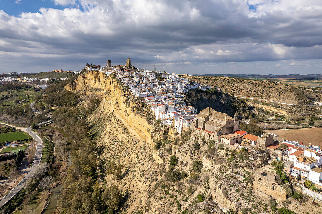 Die weissen Häuser von Arcos de la Frontera von oben gesehen, Andalusien, Spanien  