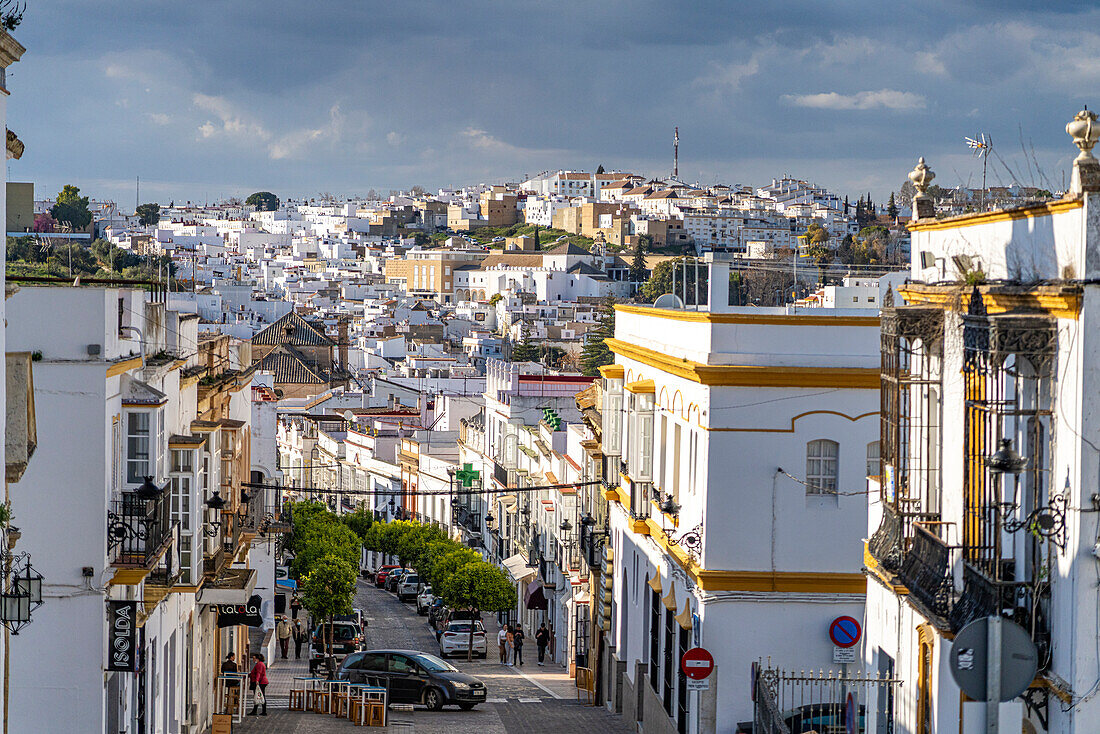 Strasse mit weissen Häuser von Arcos de la Frontera, Andalusien, Spanien