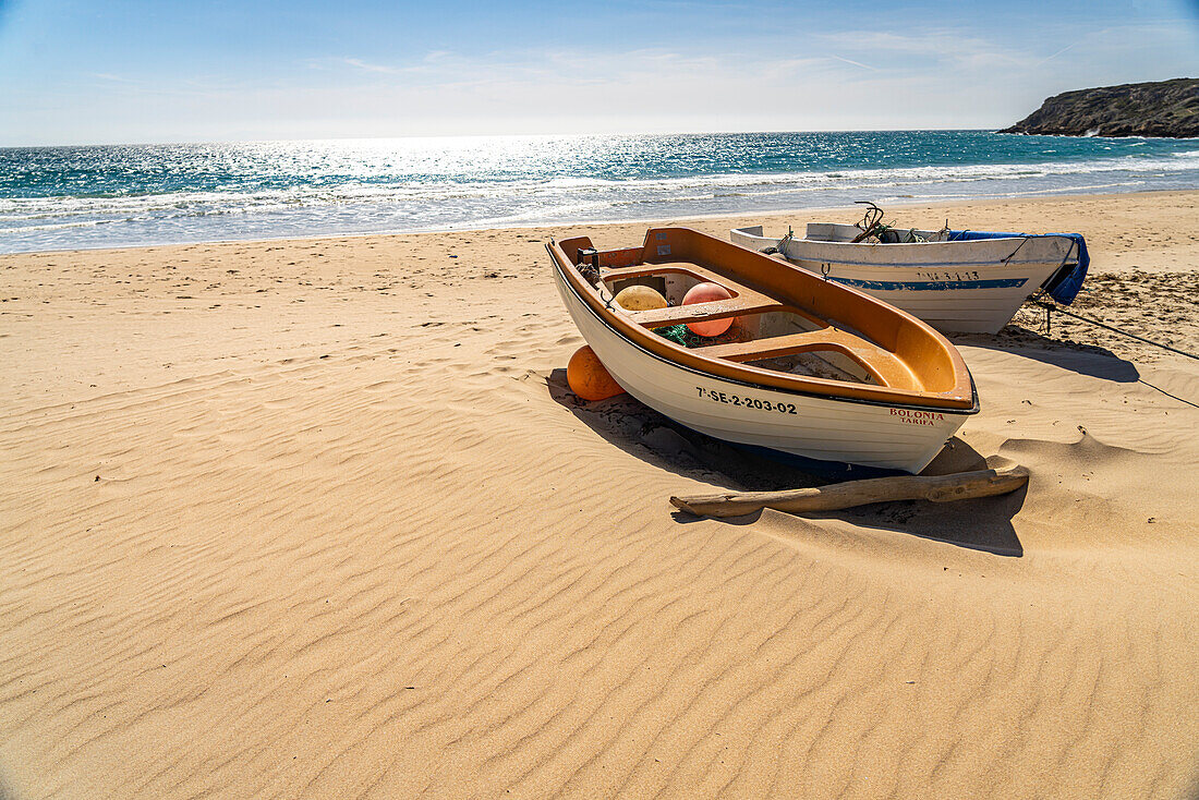 Fischerboote am Strand von Bolonia, Tarifa, Costa de la Luz, Andalusien, Spanien  
