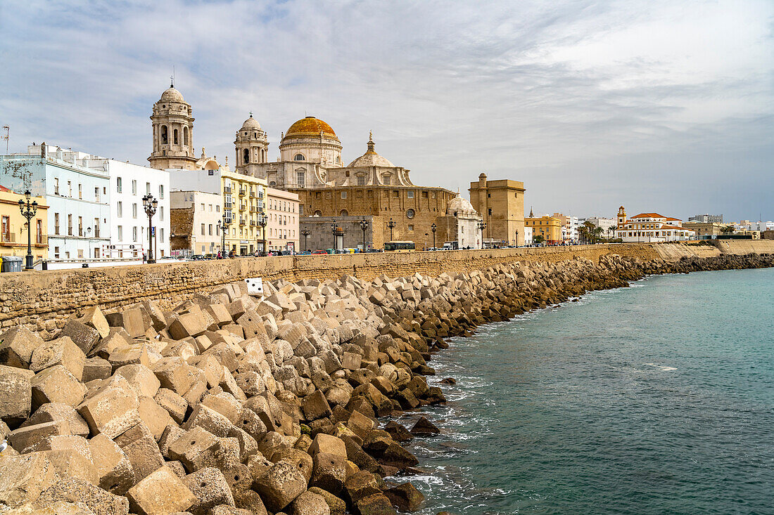 Uferpromenade und die Kathedrale von Cádiz, Andalusien, Spanien 