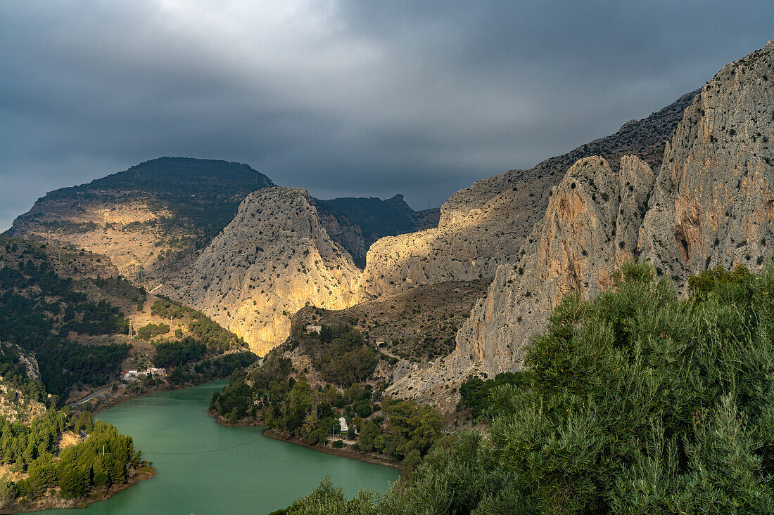 Der Stausee Tajo de La Encantada und die Garganta del Chorro Schlucht, Andalusien, Spanien 