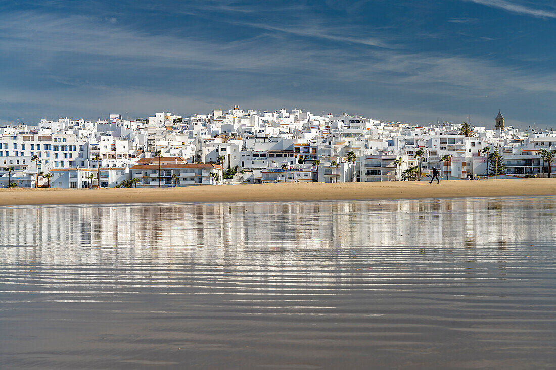 Die Stadtansicht von Conil spiegelt sich am Strand Playa De Los Bateles, Conil de la Frontera, Costa de la Luz, Andalusien, Spanien
