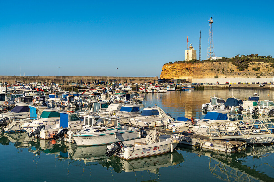 Hafen und Leuchtturm von Conil de la Frontera, Costa de la Luz, Andalusien, Spanien