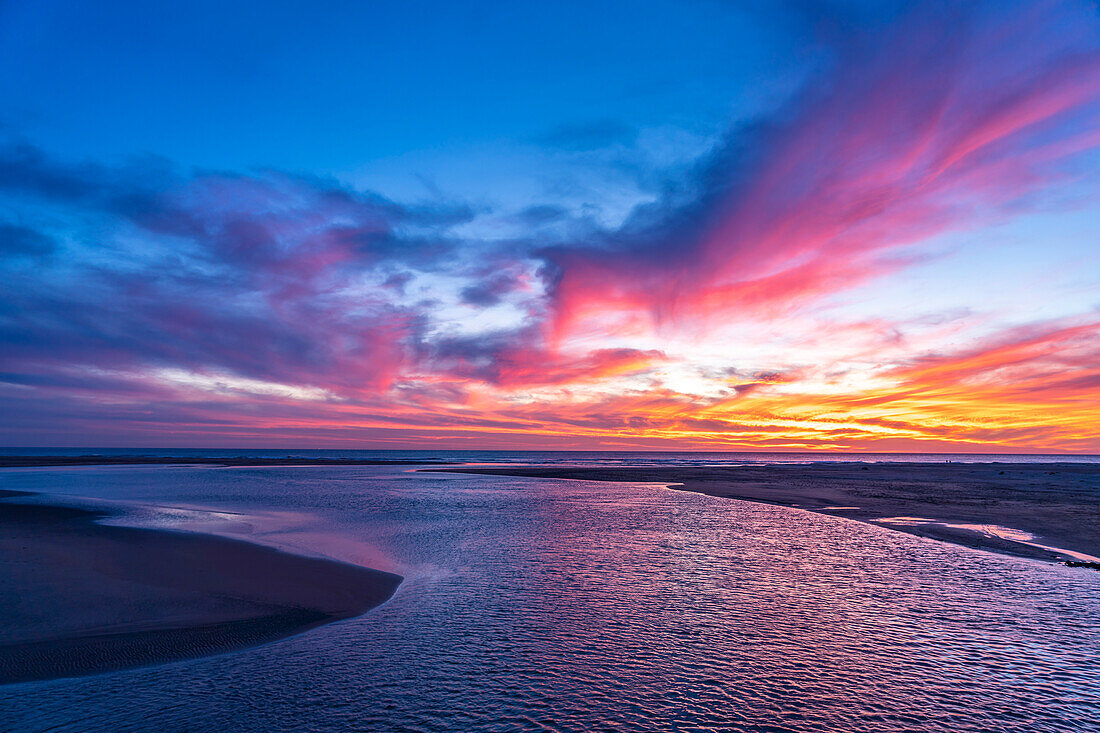 Sonnenuntergang an der Flussmündung des Rio Salado in Conil de la Frontera, Costa de la Luz, Andalusien, Spanien