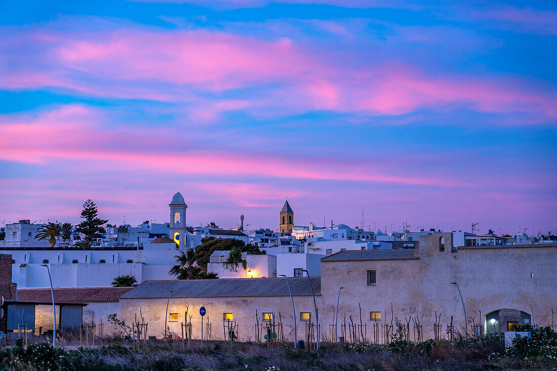 Stadtansicht Conil in der Abenddämmerung, Conil de la Frontera, Costa de la Luz, Andalusien, Spanien