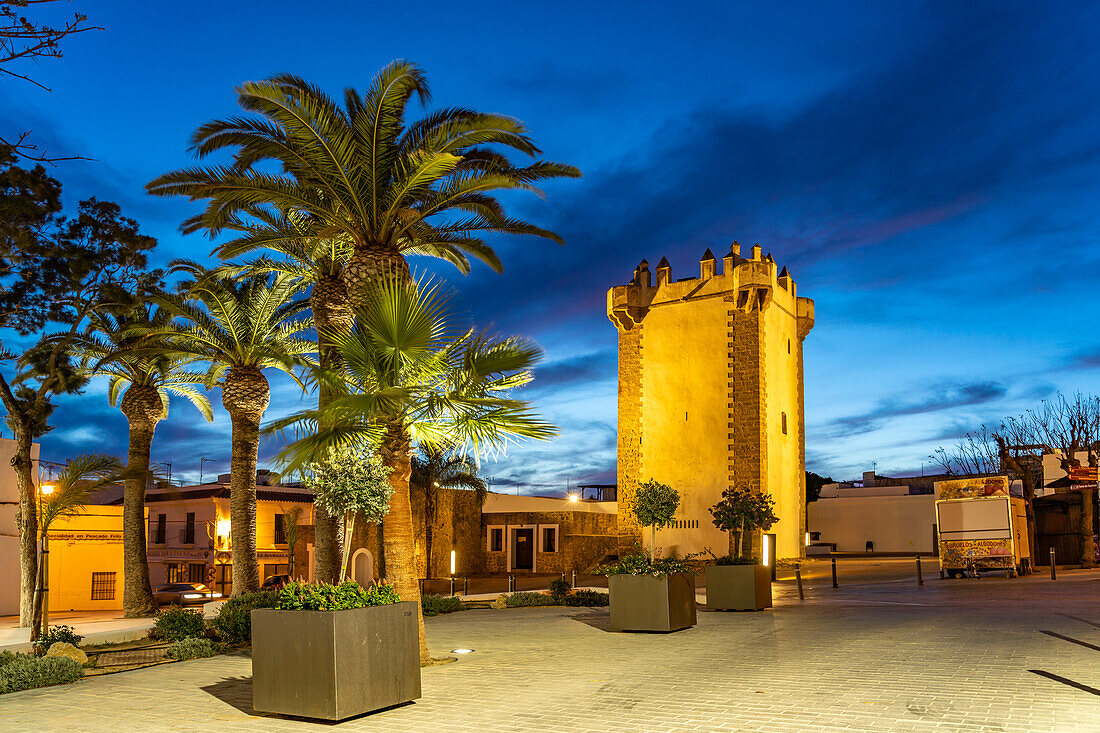 Der historische Turm Torre de Guzman in der Abenddämmerung, Conil de la Frontera, Costa de la Luz, Andalusien, Spanien