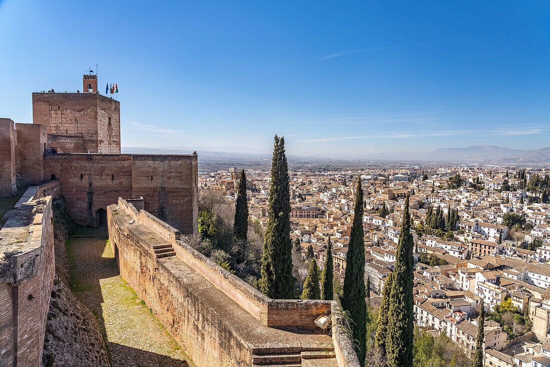 Blick von der Burganlage der Alhambra auf das  ehemalige maurische Wohnviertel Albaicín in Granada, Andalusien, Spanien 